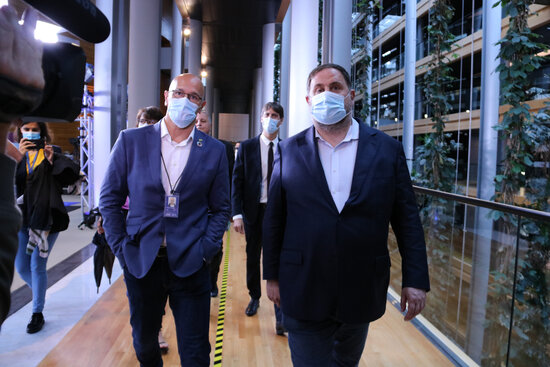 Esquerra Republicana's Raül Romeva, left, and Oriol Junqueras at the European Parliament in Strasbourg on July 6, 2021 (by Natàlia Segura)